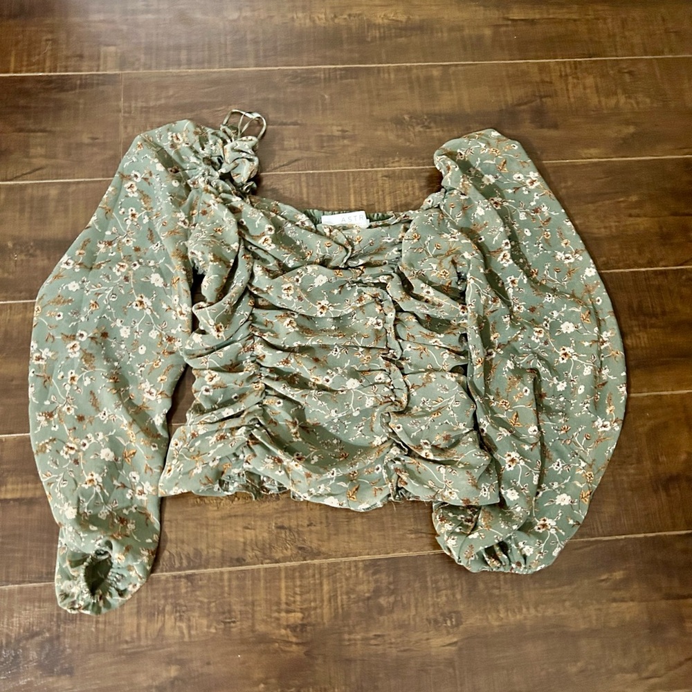 ASTR dressy floral blouse in great condition only worn a couple times